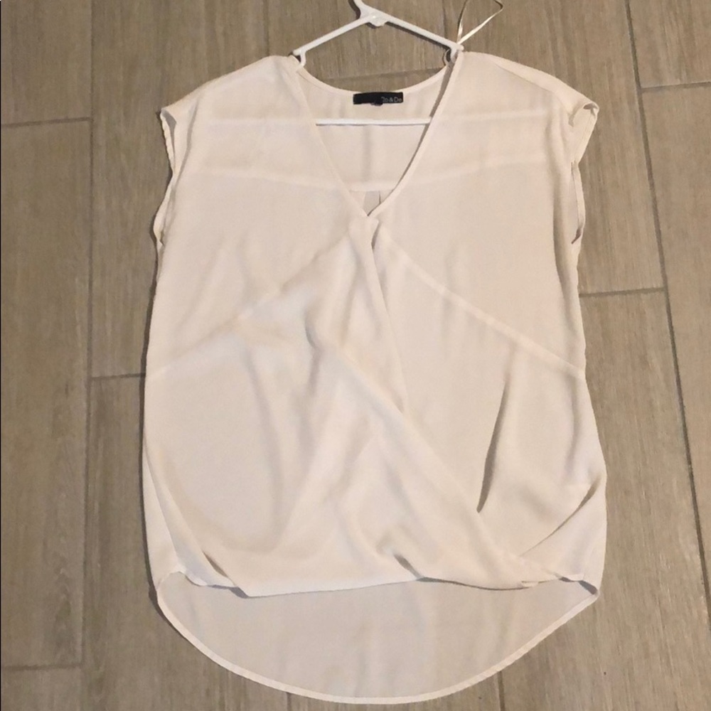 Cute white blouse!
